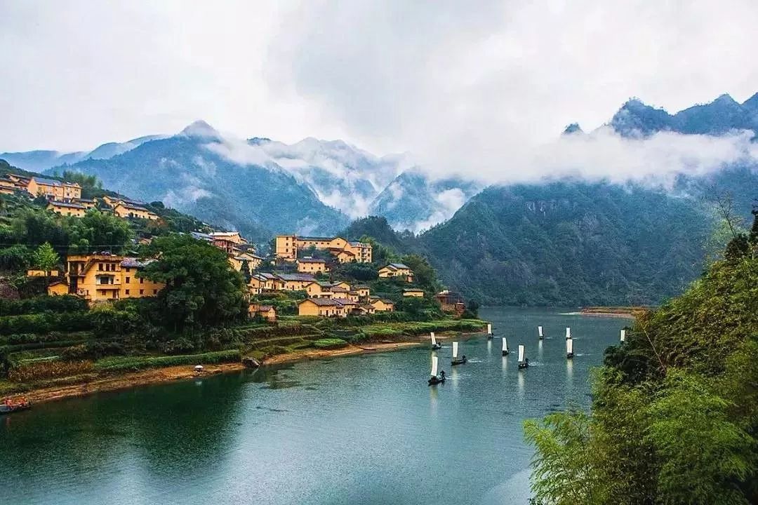 浙江山水画卷，古装演员楼台远眺